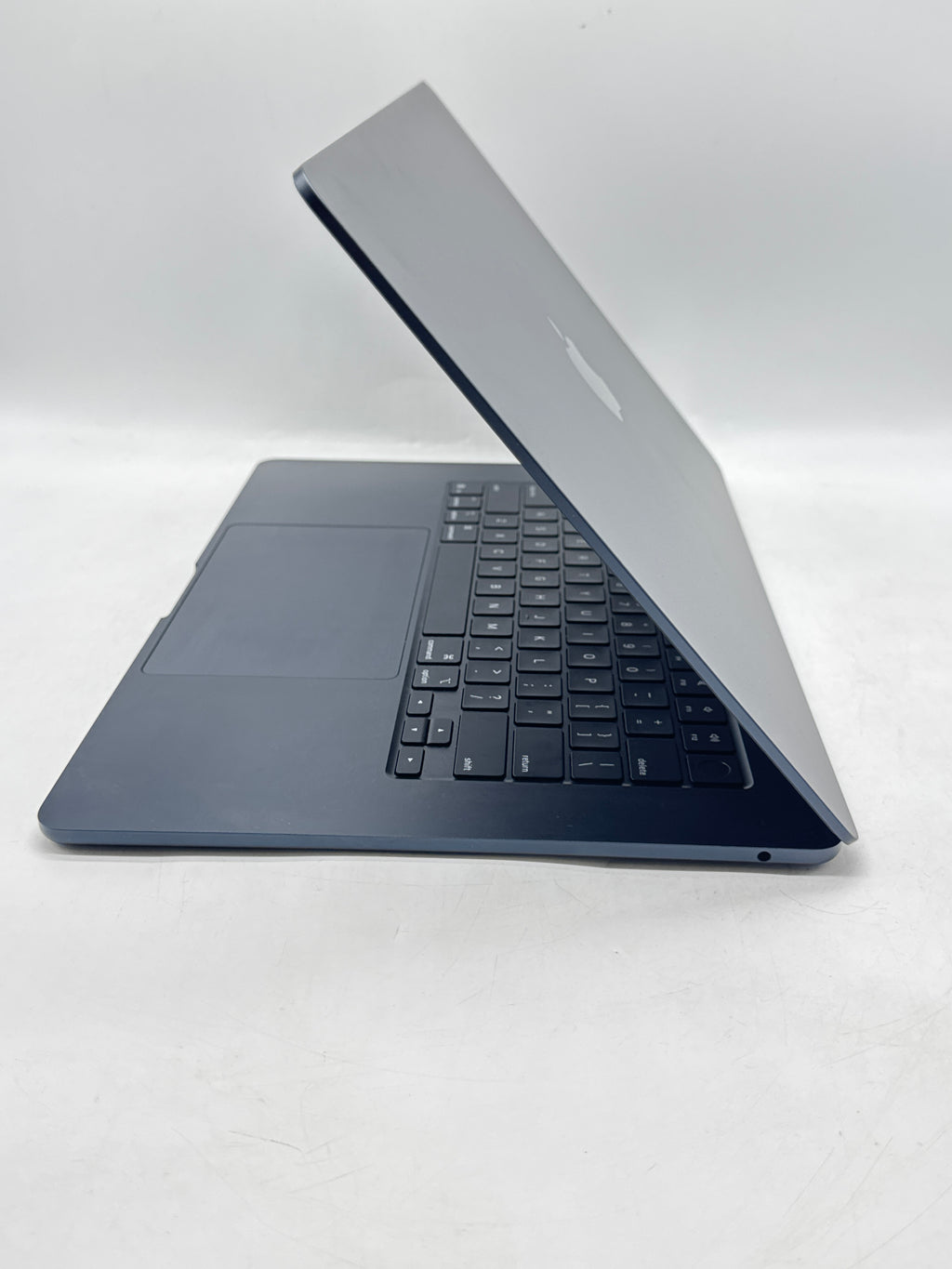 Apple MacBook Air 15in 2025 M4 Chip 16GB RAM 256GB SSD Midnight - Used