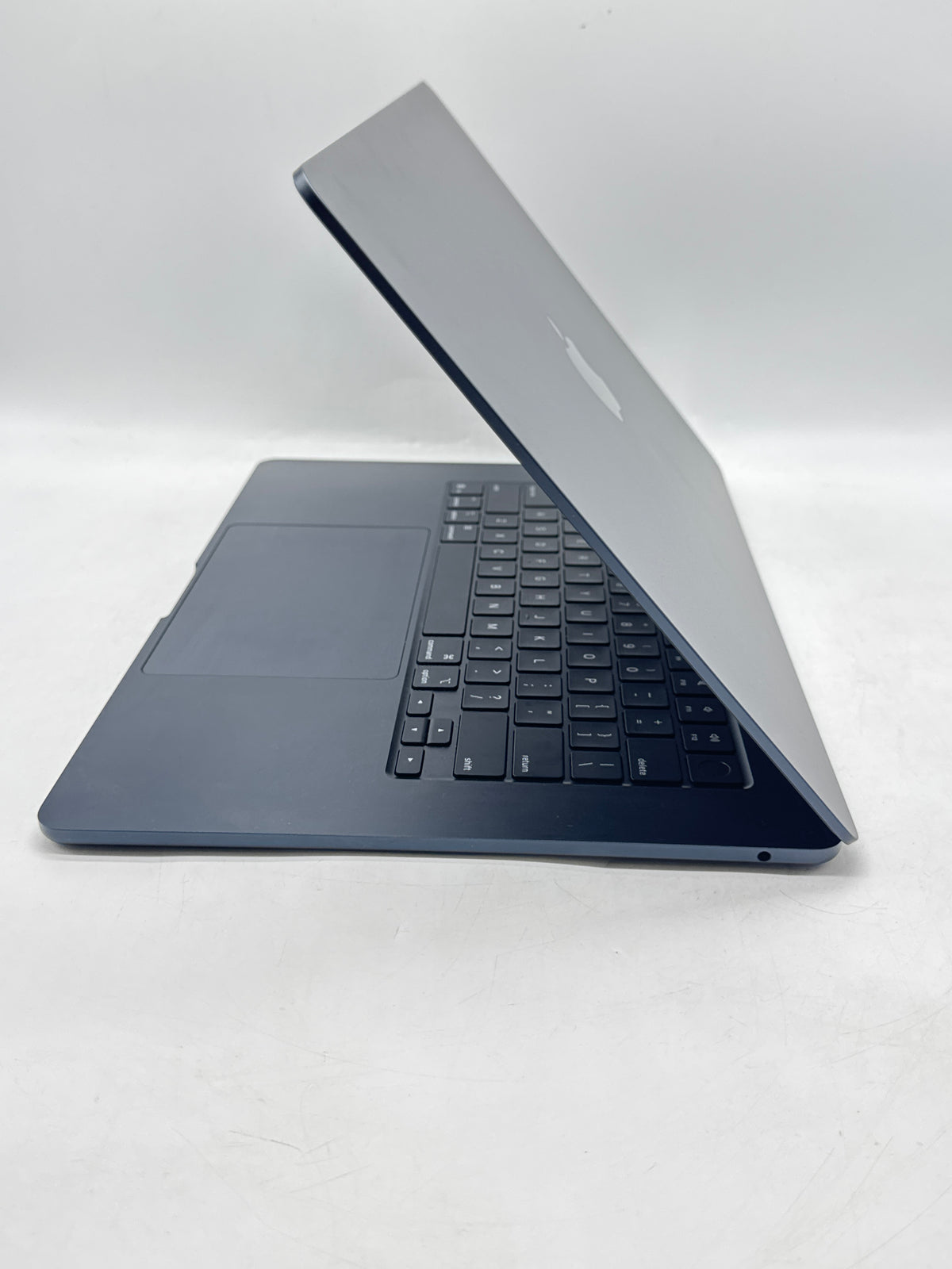Apple MacBook Air 15in 2025 M4 Chip 16GB RAM 256GB SSD Midnight - Used