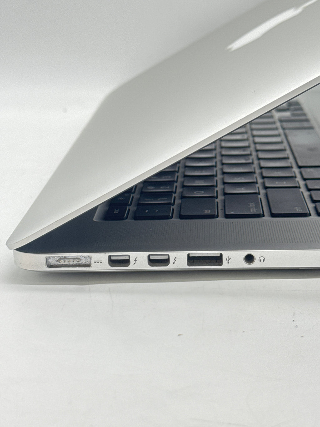 Apple MacBook Pro A1398 Core i7 8GB RAM 256GB Flash Storage 15in Read